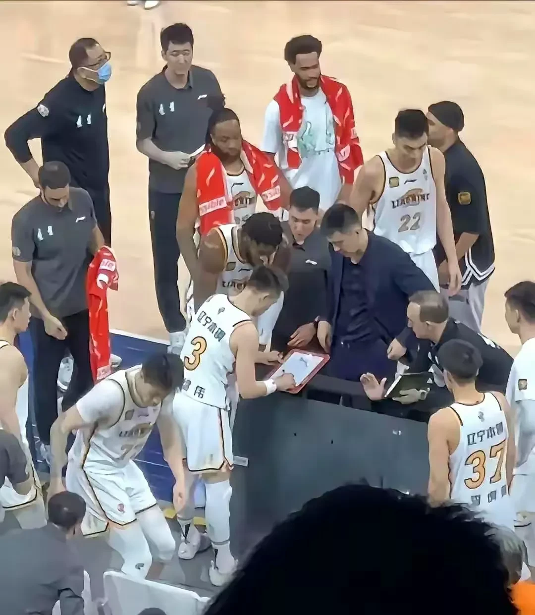 IM体育下载-包含辽宁本钢教练团队调整战术，取得连胜的词条