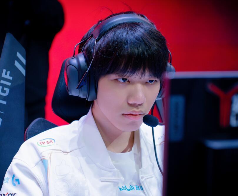 IM体育下载-包含HLE险胜BLG,Knight2高光表现的词条