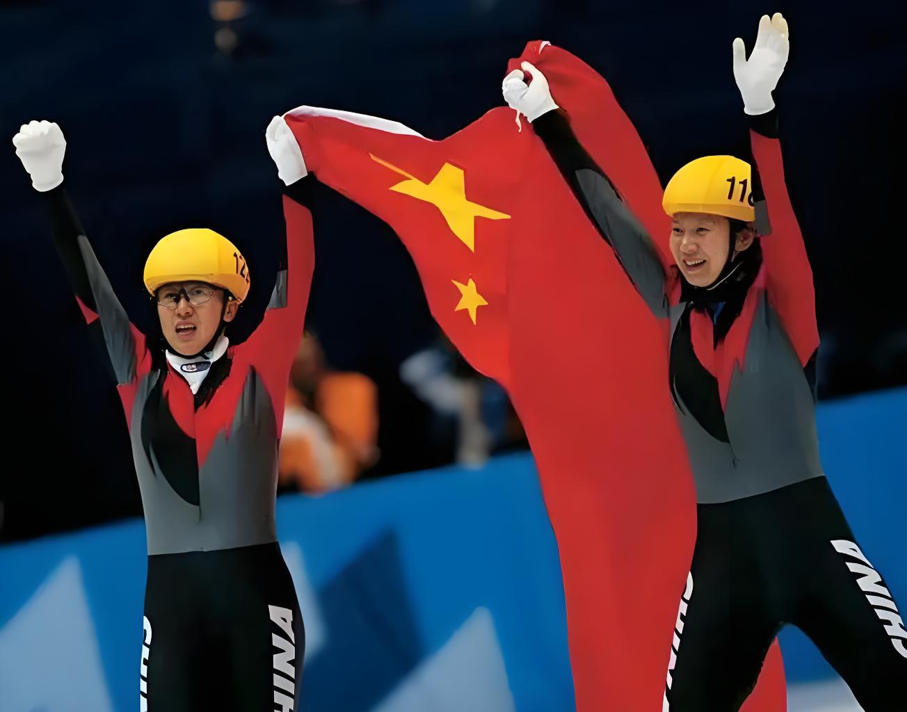 IM体育数据分析平台-运动员在场上顽强拼搏展现出团队精神